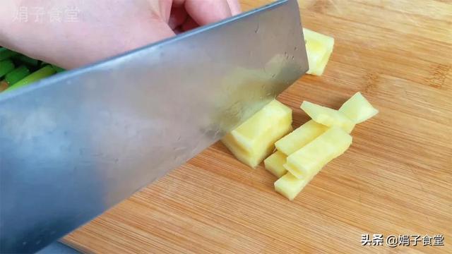 猪肉饺子好吃有窍门,调馅多加这一步,比饺子馆的好吃,又鲜又香