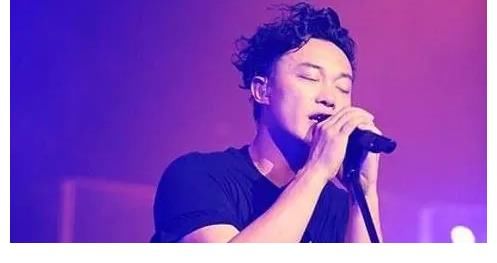 演唱會|與林丹合照被誤認(rèn)為是林丹媽媽，寵粉到為單個(gè)歌迷開專場，靈魂歌手陳奕迅