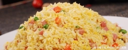 看年薪38万的大厨是如何做蛋炒饭的,这厨艺太棒了,看着就解馋