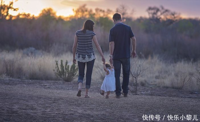 孩子|“操心宝宝”拉衣服火了,嫌弃妈妈逛街穿得太“清凉”你露肉了