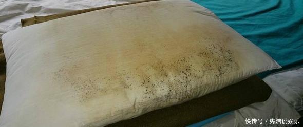 枕头发黄变脏别急着扔!往清水里加点它,枕头洗得像新买的一样