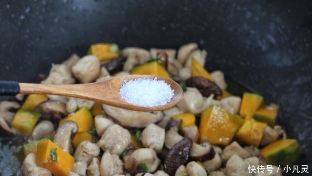 饭菜|懒人米饭做法,饭菜一锅出,营养丰富热量低,减肥期间也能大口吃