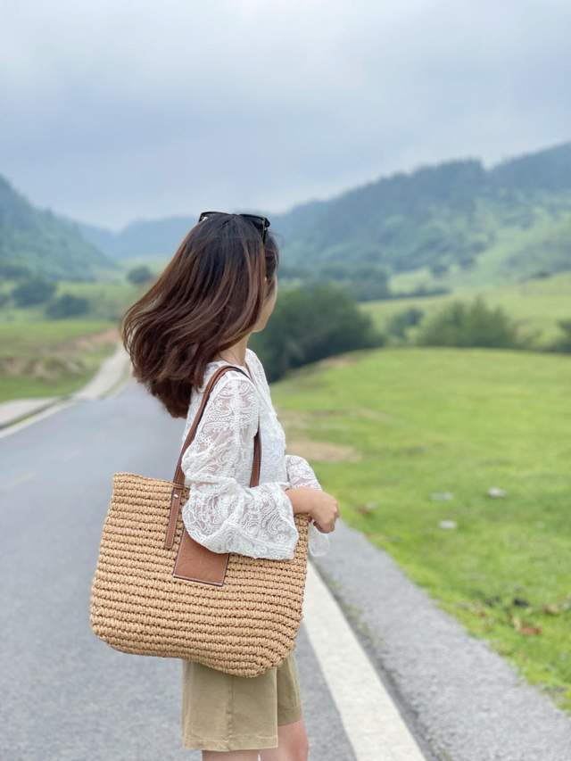 下半身|气质不分年龄,蕾丝小开衫+卡其色短裤,性感又有女人味