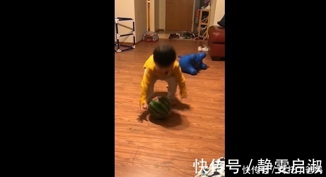 常识|宝宝误把西瓜当成玩具球,摔在地板后的反应,让妈妈哭笑不得