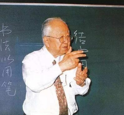 捐尽|爱妻离世后,他捐尽家财,独自蜗居数十年,对妻子矢志不渝