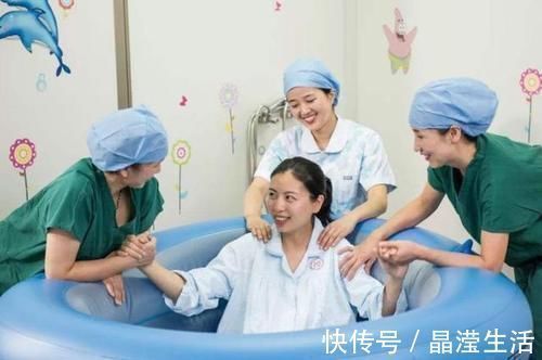 90后|90后体验水中分娩丝毫不紧张,分娩时能说笑,产后第一时间抱娃