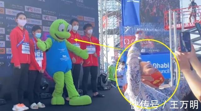 阿布扎比|全红婵太小只!首次登台亮相,差点被吉祥物撞翻,大妈自拍太抢镜