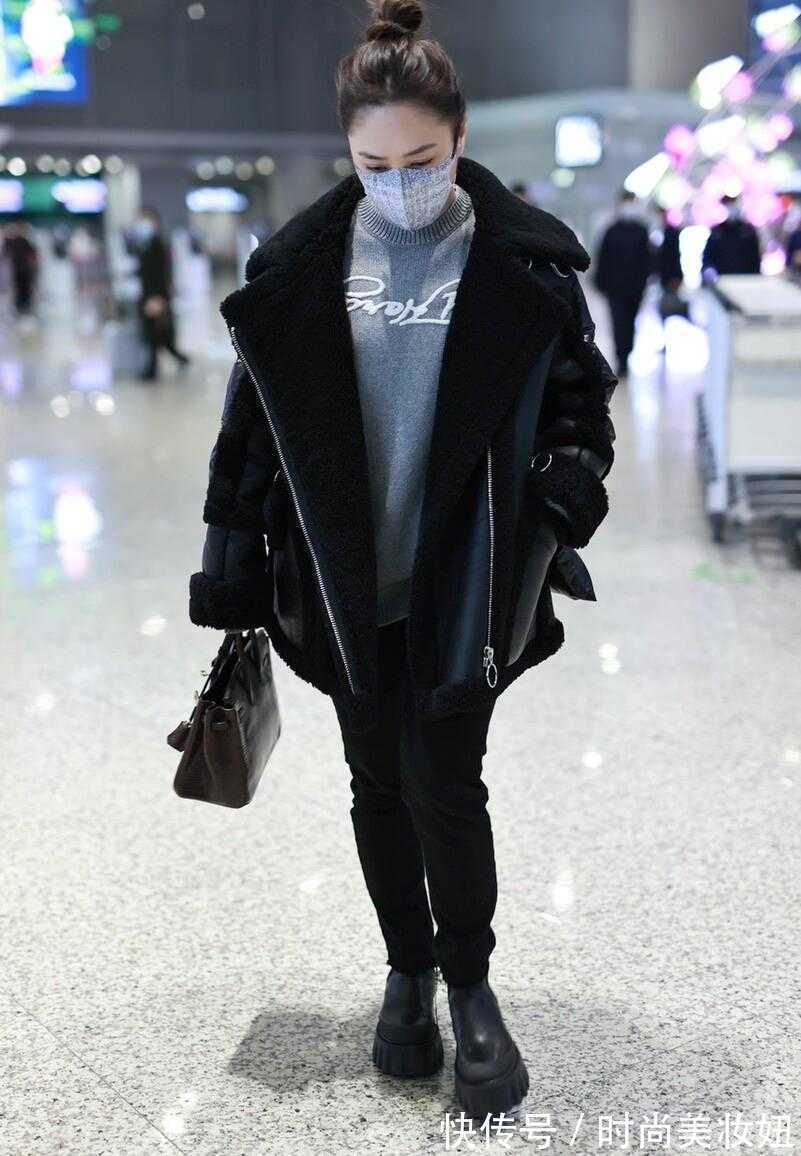 小脚裤 阿娇终于穿对一回,皮毛一体外套配小脚裤走机场,显瘦10斤不止