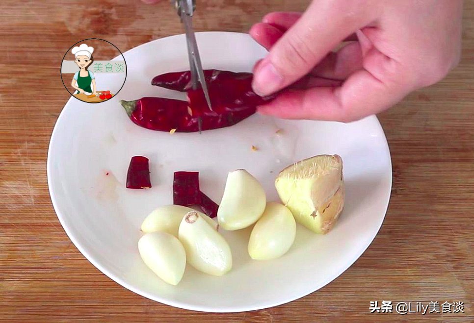 白菜炖粉条时,牢记好3个诀窍,鲜香又入味,每次炖一锅不够吃