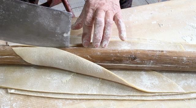 面粉中打入4个鸡蛋,不蒸不烙不煮,出锅孩子抢着吃,给肉也不换