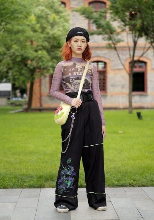 时髦裙子外搭黑白格大衣，展现高挑挺拔的身材