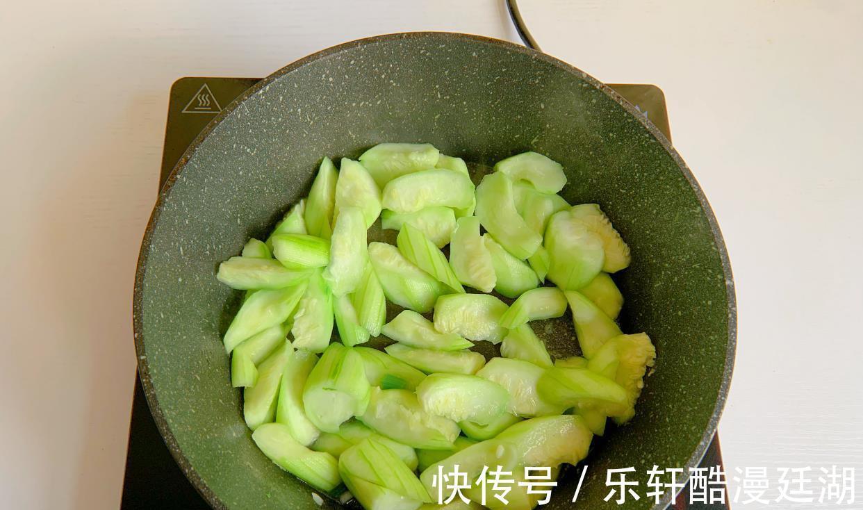 丝瓜|减肥无需节食,分享一道超好喝的低脂汤,鲜美又解暑,越喝越瘦!