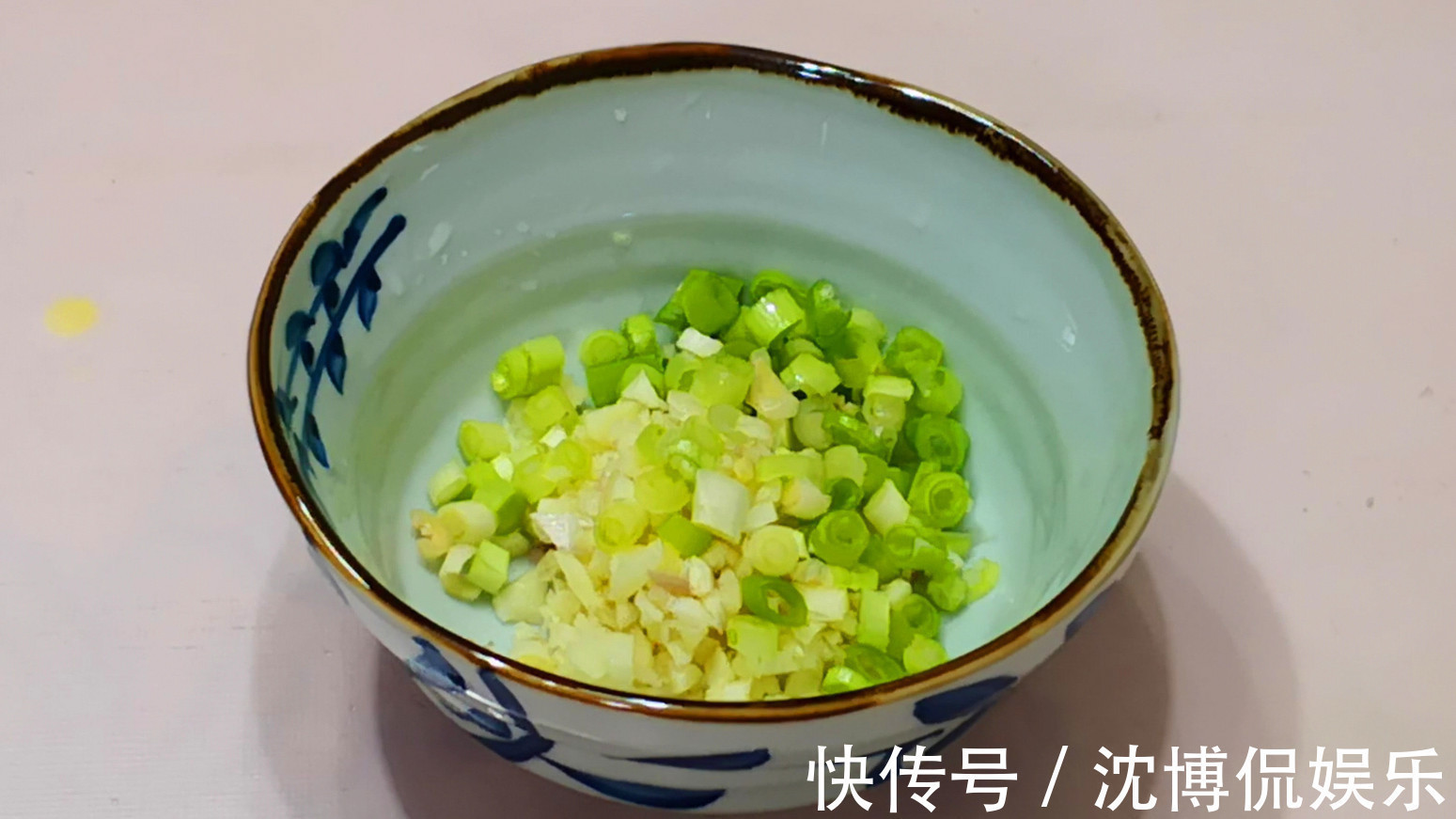 蒜蓉茄子|夏天，茄子别做红烧了，教你新吃法，不蒸不油炸，上桌比吃肉还香