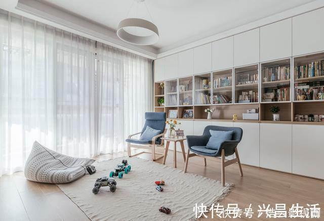 客厅|这对夫妻很有远见,客厅不放沙发茶几,让一家人的感情快速升温