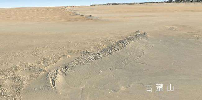 沙漠|我国最大的沙漠中有座大山鲜为人知,山体呈红白两色,还出产玛瑙