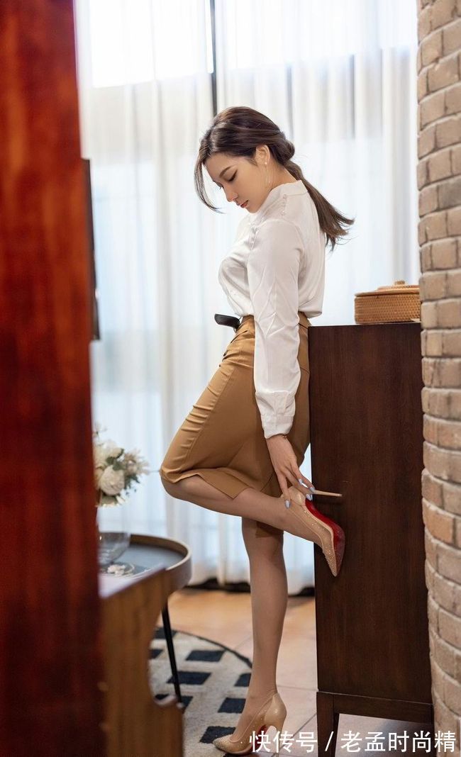 女人味|白色的衬衫很是时尚百搭,穿在身上彰显气质的同时不乏女人味