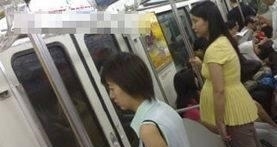 称赞|5岁宝宝在地铁喊累想坐 家长的做法被无数人称赞