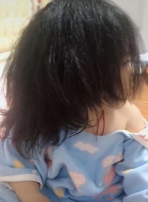 睡衣|2岁女儿一觉醒来,睡衣成了“露肩装”,表情呆萌让妈妈笑翻