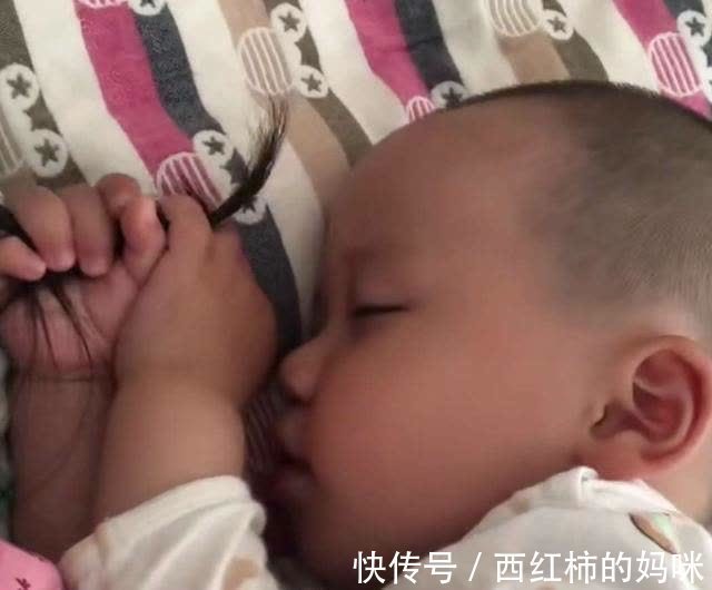 宝妈|宝宝每天摸着妈妈才能睡着，是心理有问题吗？需要戒掉吗？