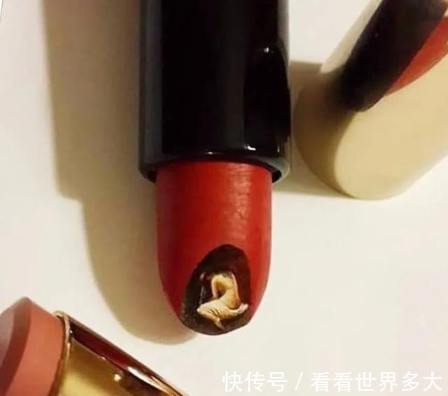 砂糖粒@惊爆眼球!60岁帅大爷在头发丝上画画,米粒、瓜子都给他当画布!