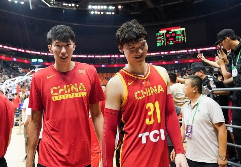 福建男篮|场均准20+10!入选最佳防守球员,带伤回归中国男篮,你真是拼了