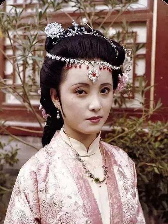 王熙凤|操办秦可卿丧事有什么好处?王熙凤那么积极包揽,她赚了三万两