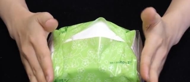 原来“抽纸”上有一个“小机关”,只需轻轻拍一下,一秒钟抽纸自动打开