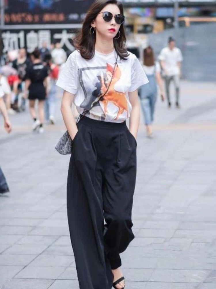 洋气|街拍:优雅的裙装搭配,显得十分融洽,洋气减龄