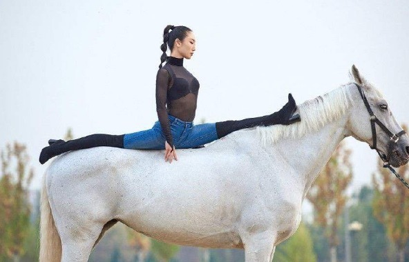 吉尼斯世界纪录!28岁中国第一柔术女王,解锁身体极限体态,网友:羡慕