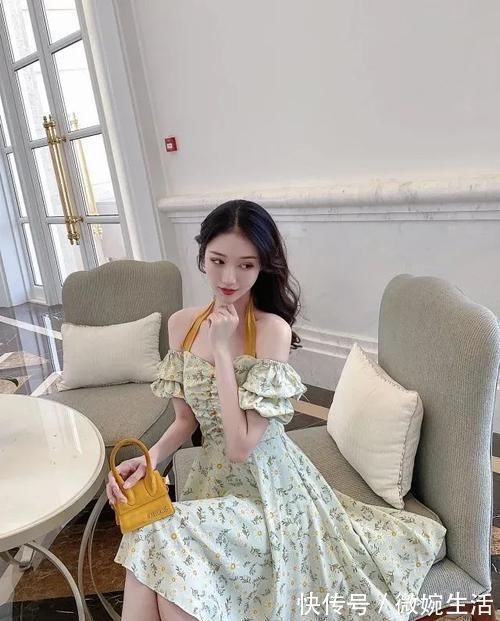 印花 这才叫省布料设计!雏菊抹胸吊带裙可盐可甜,绑脖设计最是特别