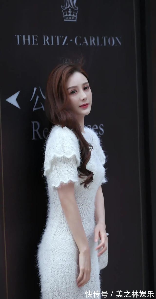 连衣裙 夏末秋初的甜美风穿搭,白色短袖针织连衣裙,优雅大方显气质!