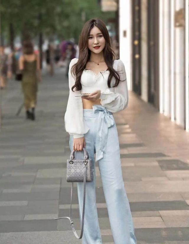 小姐姐|白色蕾丝上衣搭配浅蓝色丝绸裤子,彰显女性魅力