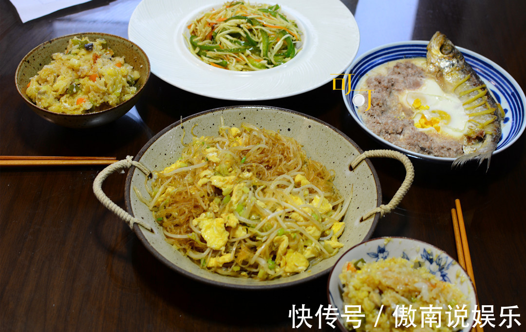 周末两个人的晚餐，三个菜一个焖饭，只花了三十几元钱，健康美味