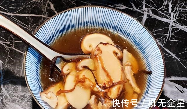 鸡油菌|食菌季｜瘦肉松茸汤！