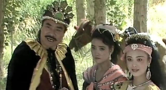 哪吒站在风火轮上,任张桂芳用妖法叫破了喉咙,也无用