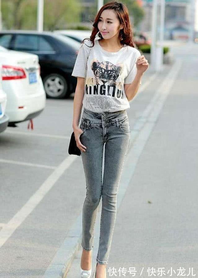 透气性 修身的黑色上衣,穿着很舒适不紧绷,重要也有不错的透气性