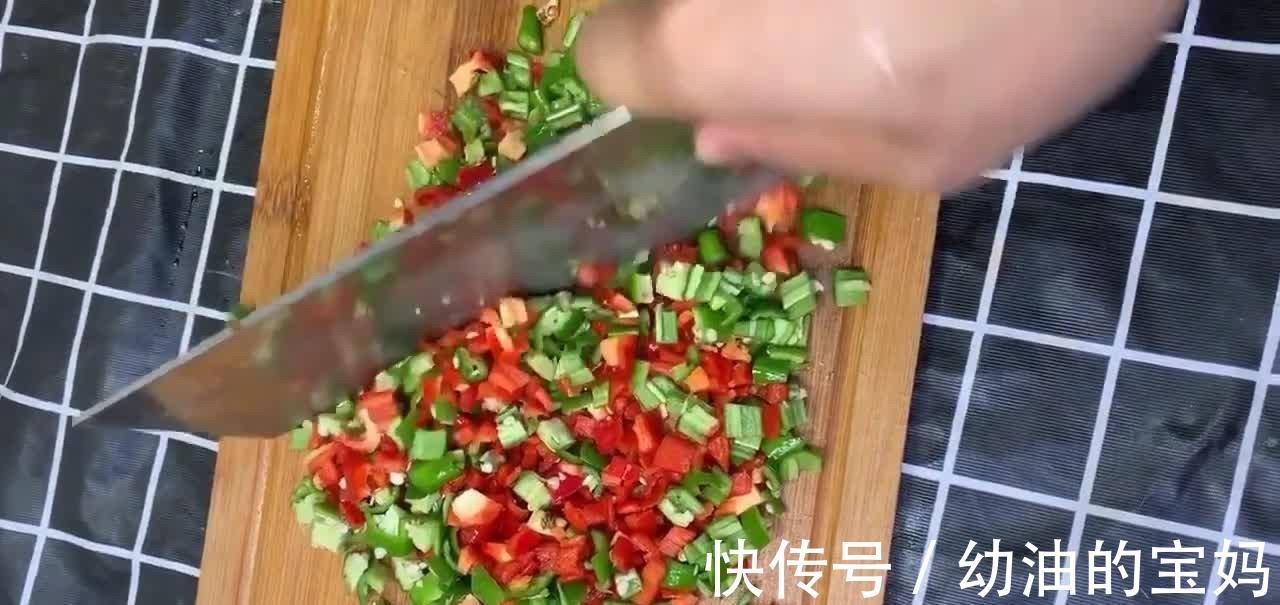 蒜苗炒肉片，口味咸香微辣，极其农村特色，农家菜馆必点的美味！