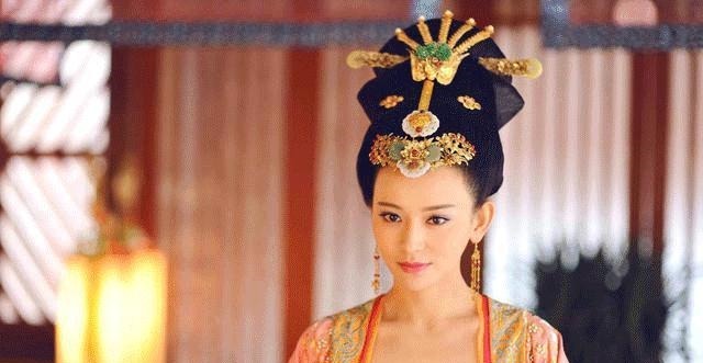 精华|俗语“英雄难过美人关”,下半句才是精华,戳中女性弱点!