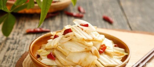 炒白菜时,不要直接下锅炒,多加1步,白菜又脆又嫩还不出水!