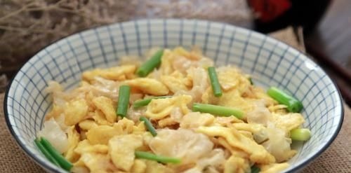 它是“穷人的阿胶”，隔天吃一次，补血养颜，淡化色斑，更显年轻