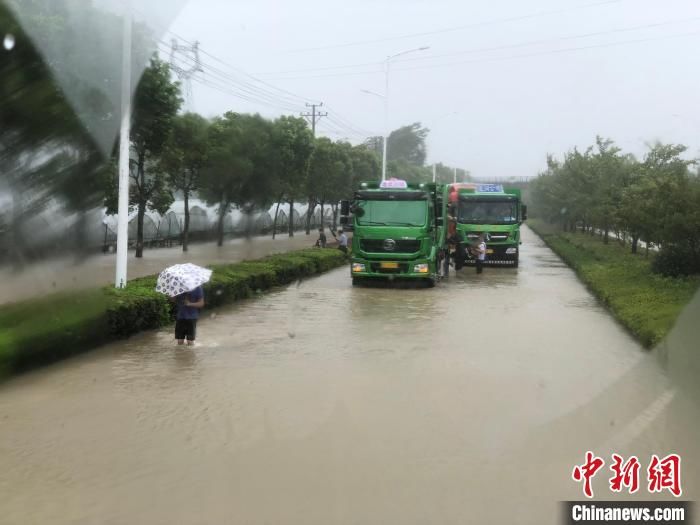 王玉虎|台风天里的“破风者”：能开到哪算哪 能拉多少人是多少