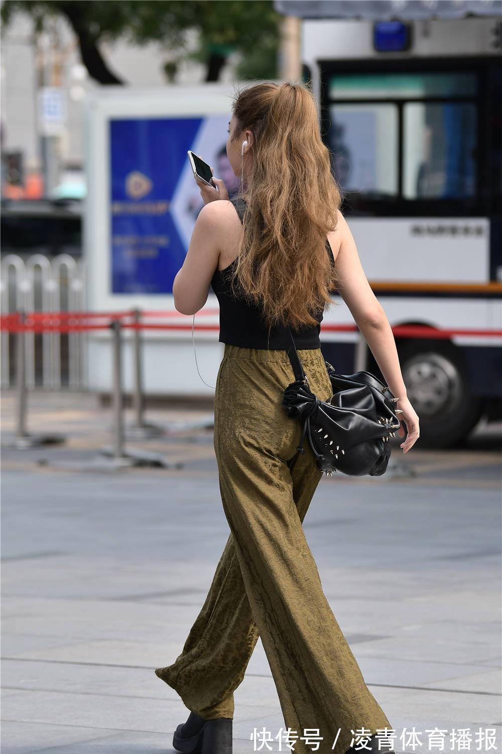 身材 宽松的长裤,搭配修身无袖背心,时尚姑娘穿出简约感