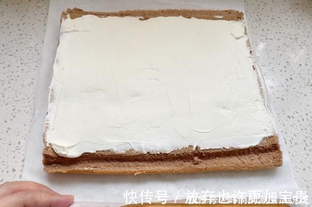 自制香浓的可可蛋糕卷，做法简单又方便，怎么卷都不开裂