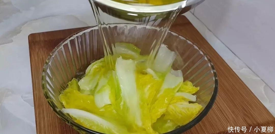 白菜这样做才好吃, 开水一烫, 做出来口感好味道酸, 越吃越想吃