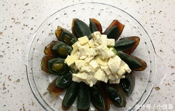 皮蛋|皮蛋豆腐的新做法!老师傅教你“万能”蘸汁,做什么菜都能用它!