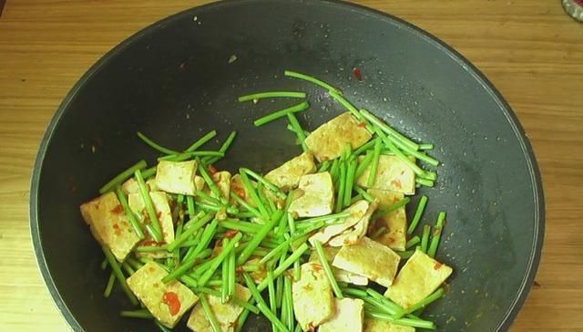 小叶茼蒿|失眠最怕的菜，睡不着觉的人要多吃，帮助睡眠，一觉睡到自然醒