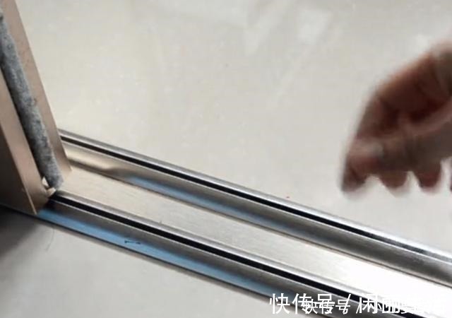 推拉门地轨清理难不用1滴水,拿个不值钱的它,来回滚一滚就行!