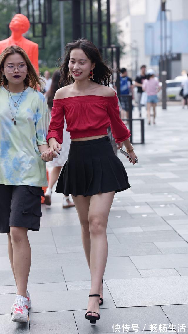 身材|美女上红下黑的搭配,既显身材又提升气质,呈现出满满的时髦味道