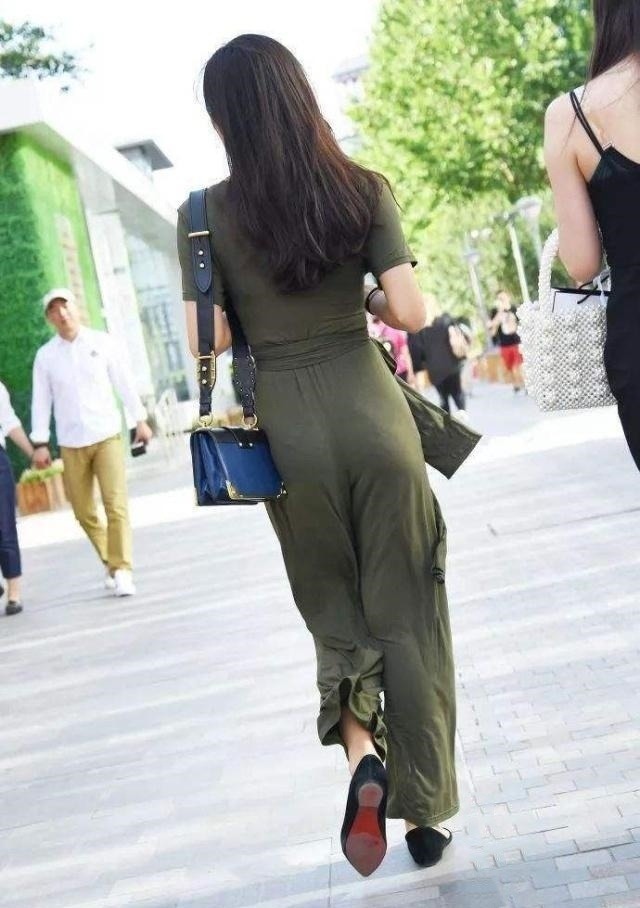 小姐姐搭配黑色旗袍挂脖连衣裙,不施粉黛却美若天仙