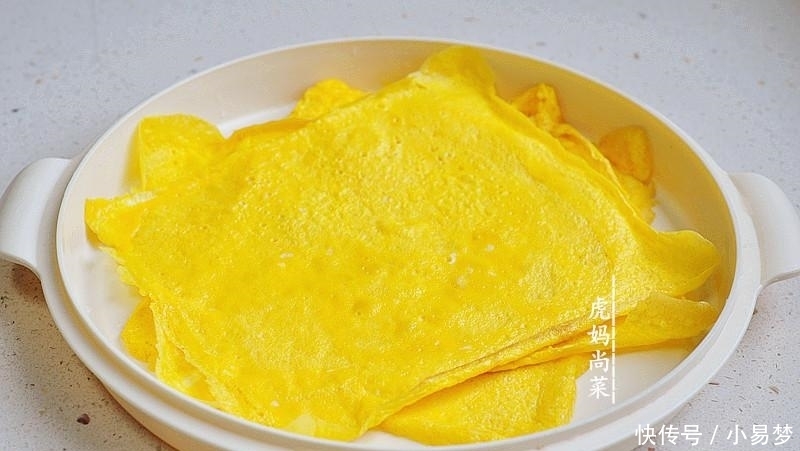 荠菜新吃法,卷起来蒸5分钟,清鲜软嫩,一口一个吃不停